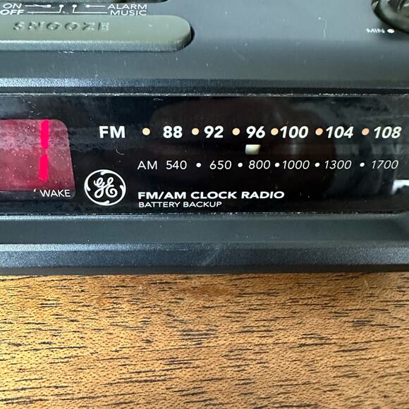 Vintage EUC Retro GE Alarm Clock AM/FM Radio 7-4313B Woodgrain Working Tested - Picture 3 of 10